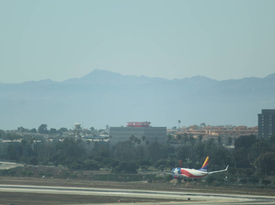 Southwest Airlines aircraft landing, symbolising Ken Goodrich’s structured SME strategy, strong branding and disciplined 1000 day operational execution in Week 1.